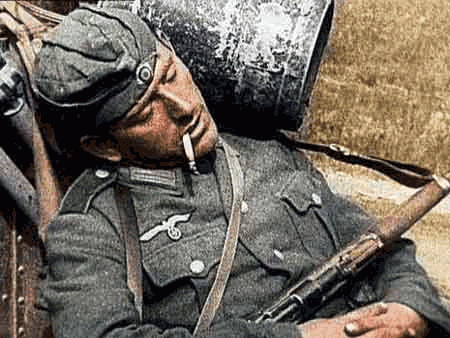 ''Un soldat allemand se repose entre deux combats