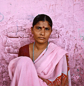 Femme porteuse en Inde