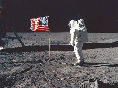 Edwin E. Aldrin Jr. pose à côté du drapeau américain